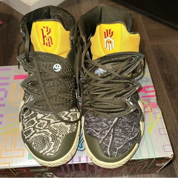 Nike Multicolor Patterned Sneakers - Picture 1 of 3